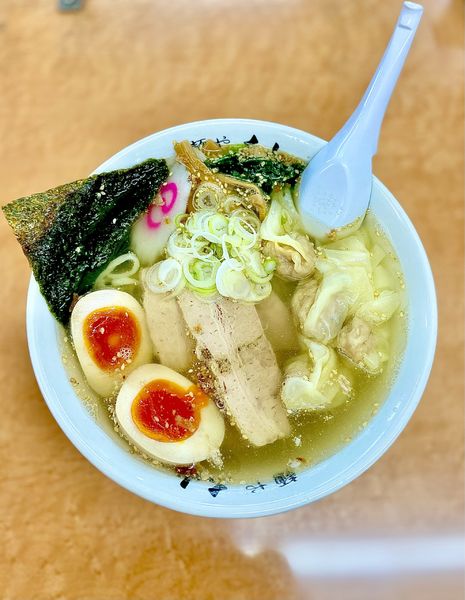 「しおワンタンめん + 味玉」@青竹手打ちラーメン 麺や大山の写真