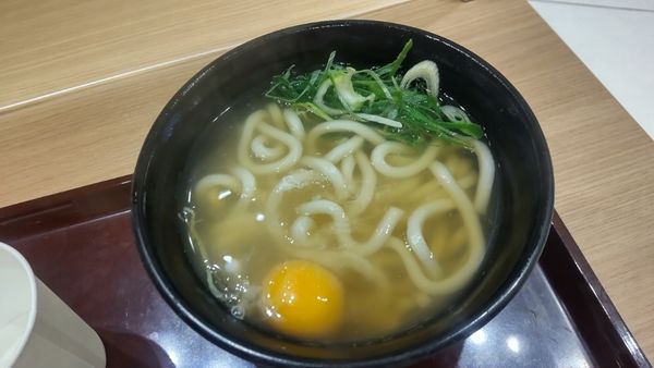「かけうどん＋生卵」@道頓堀 今井 伊丹ゲート店の写真
