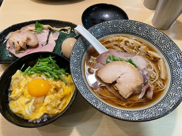 「特製中華そば + 半熟玉子鴨だし親子丼」@鴨と上州地鶏 中華そば 鷹の写真
