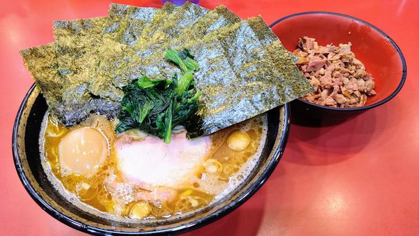 「ラーメン(中盛･麺硬め･味濃いめ)+海苔･味玉･叉焼まぶし」@家系総本山 ラーメン吉村家の写真