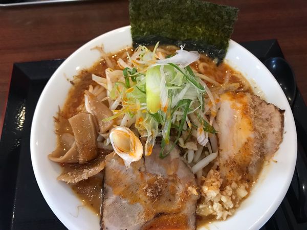 「うま辛魚介ﾗｰﾒﾝ3辛中盛固めﾆﾝﾆｸ少し1010円」@ラーメン岩佐 下鶴間店の写真