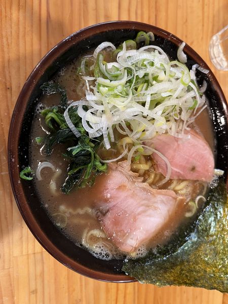 「ラーメン850円＋トッピング丸ねぎ増60円」@秋葉原ラーメン わいずの写真