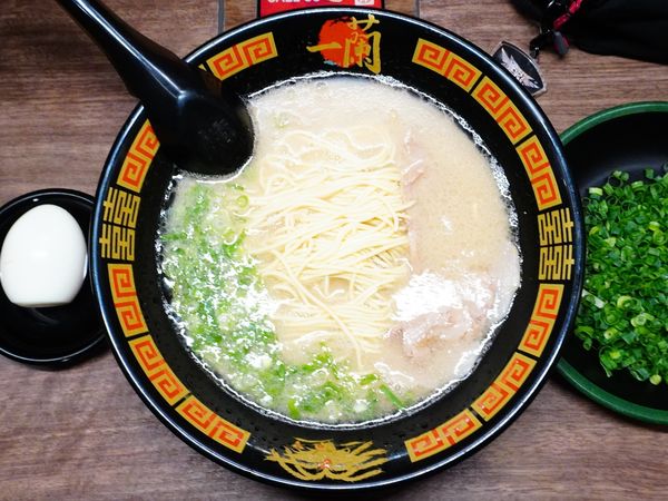 「ラーメン＋半熟塩ゆでたまご＋追加ねぎ」@一蘭 立川店の写真