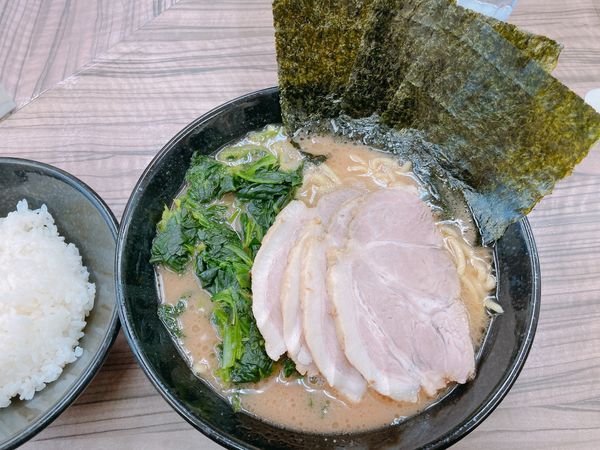 「チャーシュー麺＋ほうれん草」@家系らーめん 武蔵家 川越店の写真