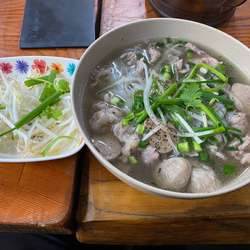 フォーボー（牛肉のフォー）+オプション牛すじ団子入り800+10