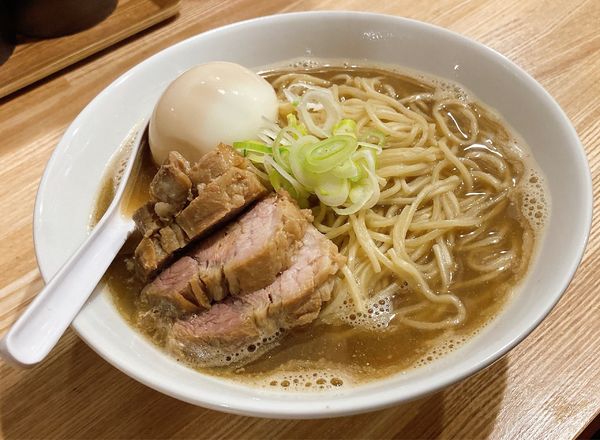 「肉そば 中(焼豚4枚)＋半熟煮たまご」@自家製麺 伊藤 神田店の写真