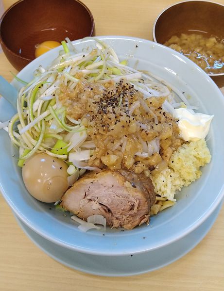 「汁なし+味ネギ､味玉､生卵」@麺屋 顎で喰らえの写真