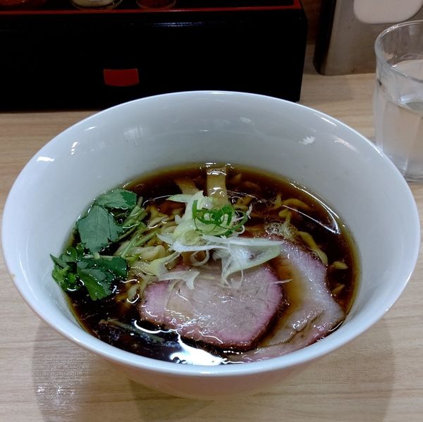 「醤油らぁ麺 (手揉み麺)」@麺堂にしきの写真