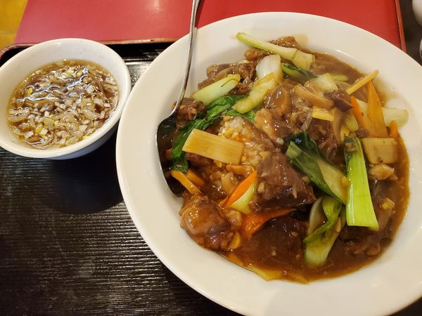 「牛腩盖炒飯」@翠葉 宮元町店の写真