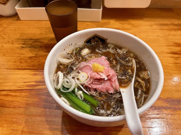 「麺魚の真鯛ブラックラーメン」@真鯛らーめん 麺魚の写真