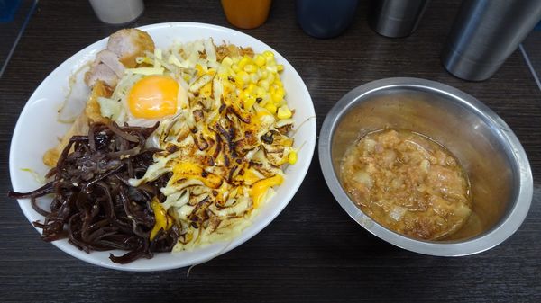 「塩汁なし（950円）＋別皿アブラ＋炙りチーズ　ニンニクアレ」@ラーメン二郎 川越店の写真