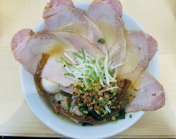 「地鶏白湯特製しおラーメン(全部のせ)1450円」@地鶏白湯専門店 めん鶏の写真