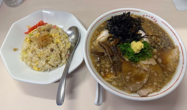 「背脂生姜+半チャーハン」@ラーチャン専門 我武者羅 蒲田店の写真
