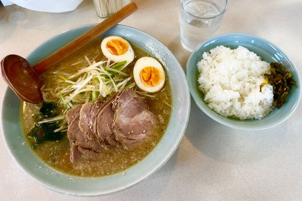 「ネギチャーシューメン withバクダン(茹で卵) & ライス」@たんたラーメンの写真