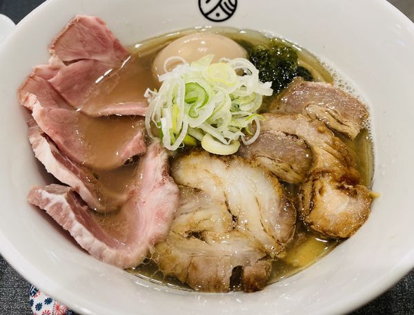 「特選塩そば 1,390円 スープ茶漬け 250円」@らーめん 久遠の写真