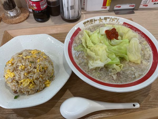 「野菜たっぷりタンメン2辛+半炒飯」@オカモトタンメン 横浜青木橋店の写真