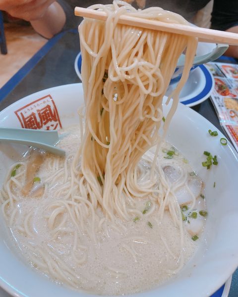 「豚骨ラーメン」@風風ラーメン 松山店の写真
