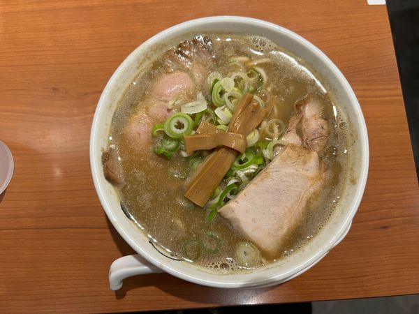「濃口煮干そば　950円」@中華そば ひらこ屋 東京ラーメンストリート店の写真
