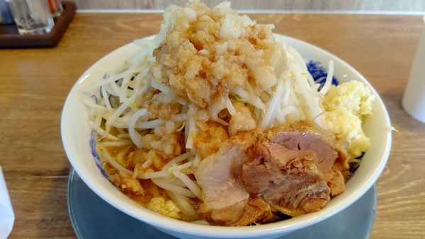 「ラーメン７３０円（ヤサイマシ、ニンニク&アブラW）」@ジャンクガレッジ 越生店の写真