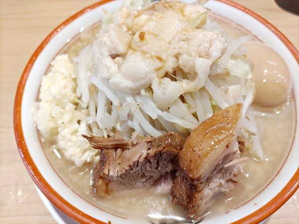 「味玉小らーめん（ニンニクヤサイタシアブラタシ）」@豚と脂。の写真