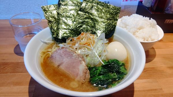 「ネギラーメン&味玉＋サービスライス千円」@横浜家系ラーメン おか家の写真