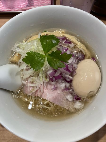 「塩らぁ麺＋味玉　¥800＋100」@らぁ麺まる鈴 本厚木店の写真