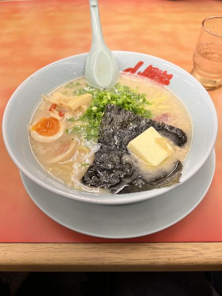 「プレミアム塩とんこつ（バタートッピング）」@ラーメン山岡家 相模原店の写真