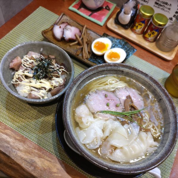 「特製塩らーめん·ワンタン·炙りチャーシュー丼」@らーめん 梶原の写真
