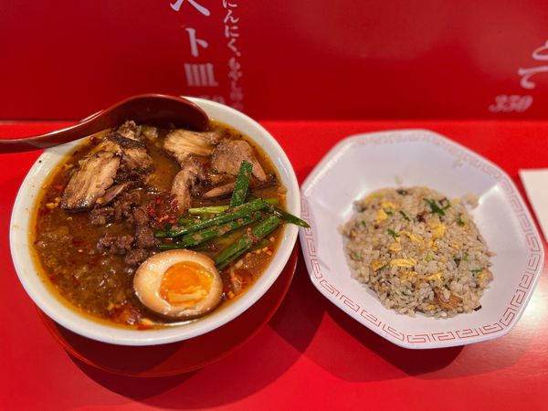 「肉ラーメン半辛＋半チャーハン」@スタミナ肉ラーメン三條の写真