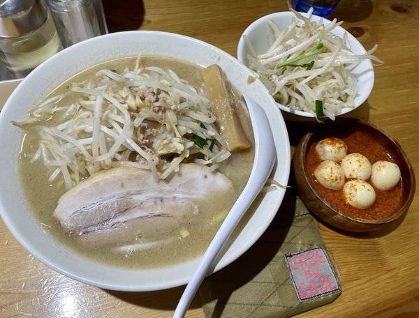 「味噌ラーメン＋野菜大盛＋チンピラ玉子」@味噌麺処 花道庵 北参道店の写真