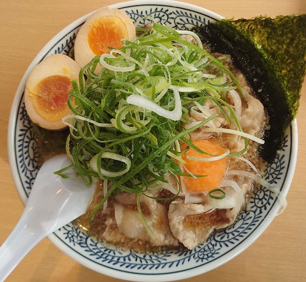 「味玉肉そば+肉ダブル+ネギ(1144円)」@丸源ラーメン 川越岸町店の写真