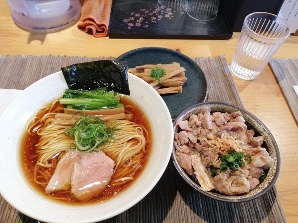 「醤油らぁ麺　950円　三種のチャーシューご飯420円」@麺屋 さくら井の写真