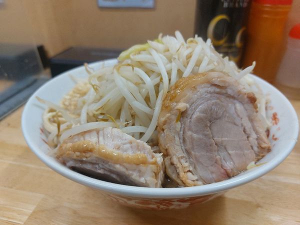 「小ぶた2枚ニンニク」@ラーメン 登良治郎の写真