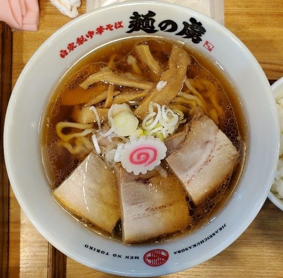 「手揉みしょうゆ中華そば(大盛)」@自家製中華そば 麺の虜の写真