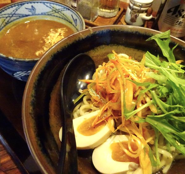 「咖哩つけめん（850円。麺少）＋赤ネギ」@中華麺家 まんまるの写真