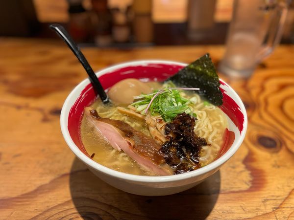 「塩鶏そば 味玉乗せ¥970（麺大盛270g）」@麺場 浜虎 横浜店の写真