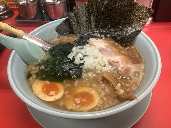 「プレミアム醤油とんこつラーメン 910円」@山岡家 千葉若葉区店の写真