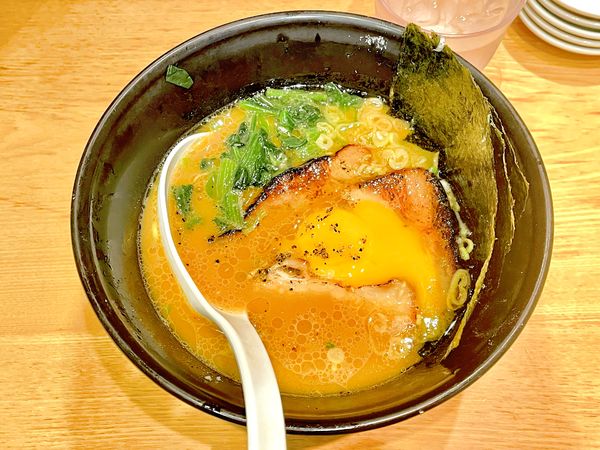 「限定　濃厚醤油豚骨玉子落とし　半麺　950」@TOKYO豚骨BASE MADE by 博多一風堂 ペリエ海浜幕張店の写真