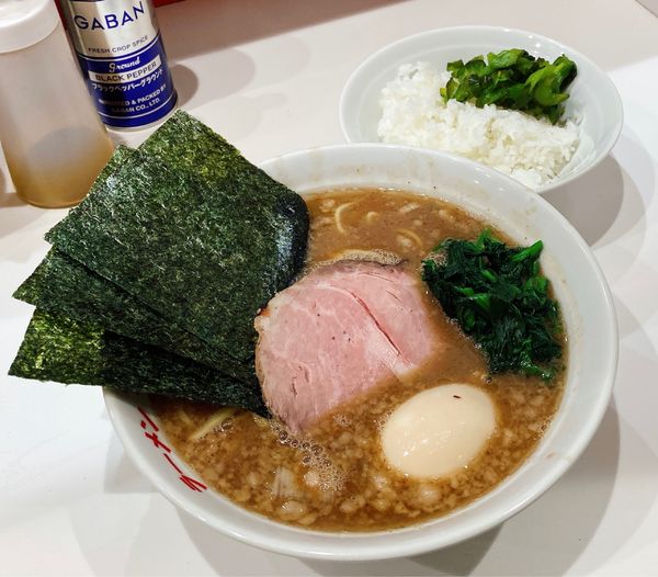 「ラーメン「麺硬め油(背脂)多め」＋味玉」@ラーメン 三浦家の写真