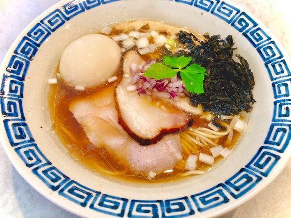 「鶏と貝出汁の中華そば（900円）、味玉（120円）」@八二軒の写真