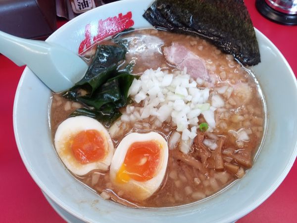 「プレミアム醤油とんこつラーメン910円、JAFで味玉無料」@ラーメン山岡家 松戸北小金店の写真