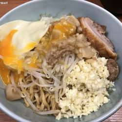 まぜそば(中) 「ニンニクアブラチーズ」(880円)