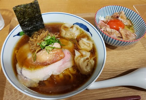 「醤油らーめん わんたん チャーシュー入り玉子かけご飯」@らーめん亭 ひなり竜王の写真