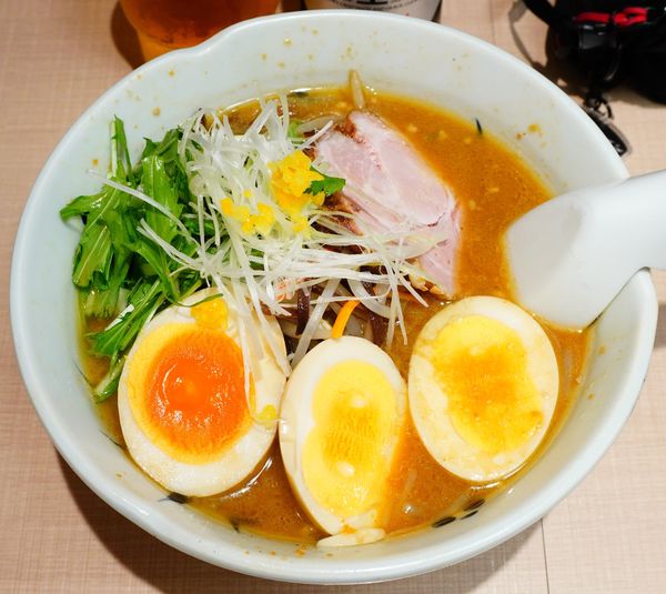 「【冬期限定】冬味噌らーめん＋縁たま＋瓶ビール」@与ろゐ屋の写真