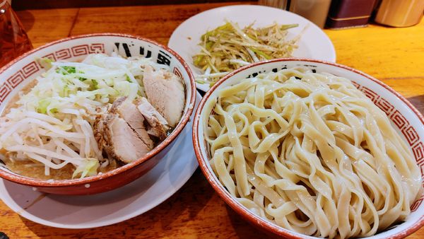 「大つけ麺・ネギ✘‎２(ネギ別皿・ヤサイマシ)￥1,400」@らーめん バリ男 新橋本店の写真