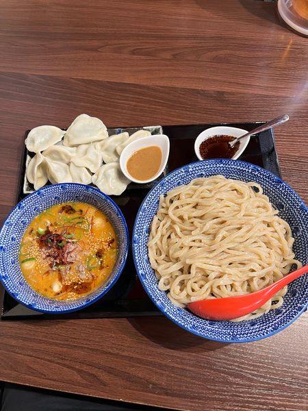 「焦がし味噌つけ麺（あつもり、特盛）＋マー油＋山盛り水餃子」@つけ麺 みつ圀の写真