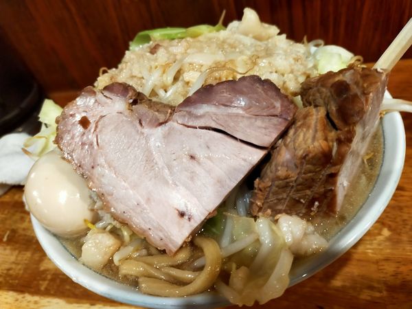 「豚麺肉二枚（脂・にんにく・クーポン煮卵）」@飯田橋大勝軒の写真
