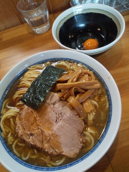 「ラーメン(中盛少なめ)900円生玉子50円」@自家製中華そば としおかの写真