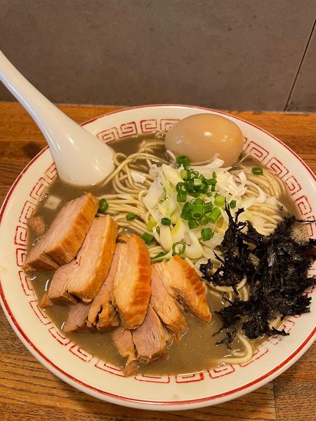 「濃厚煮干そば（大）＋味玉・チャーシュー」@煮干中華そば専門 煮干丸の写真