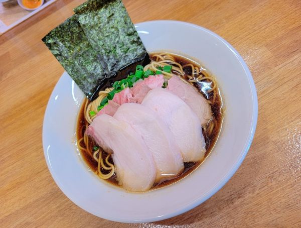 「[限定]豚と煮干しの日本一のしょうゆらぁめん+レアチャマシ×2」@しじみ中華蕎麦 イツ花の写真